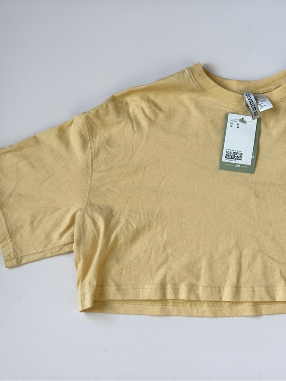 Divided cropped tee in pale yellow